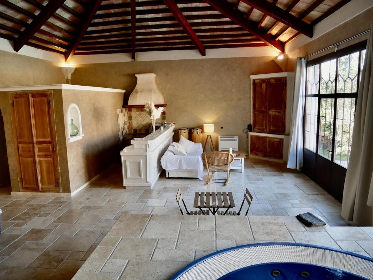 Hotel Le Pool House - Private Jacuzzi Ventabren Esterno foto